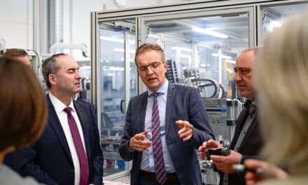 Minister Aiwanger besucht Magnet-Schultz